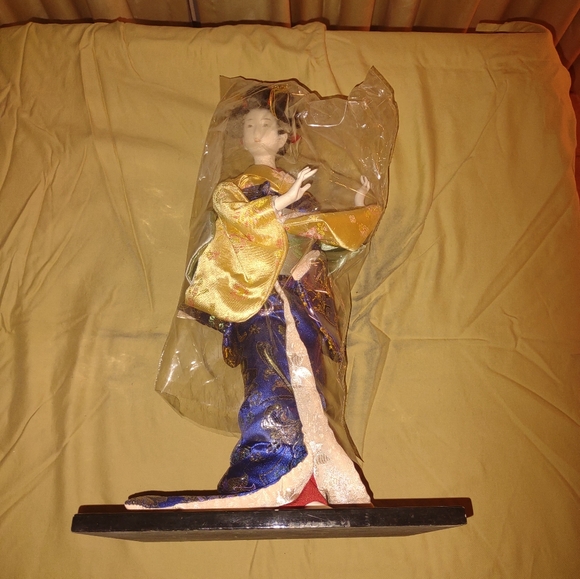 High Value Japanese Geisha Doll - Picture 3 of 14